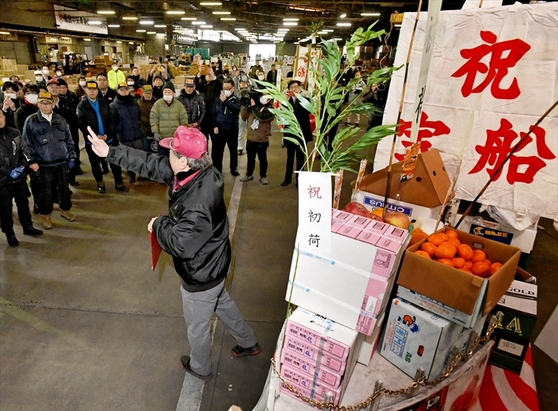 野菜や果物を積んだ宝船が並び、威勢の良い掛け声が響いた初競り＝福島市公設地方卸売市場