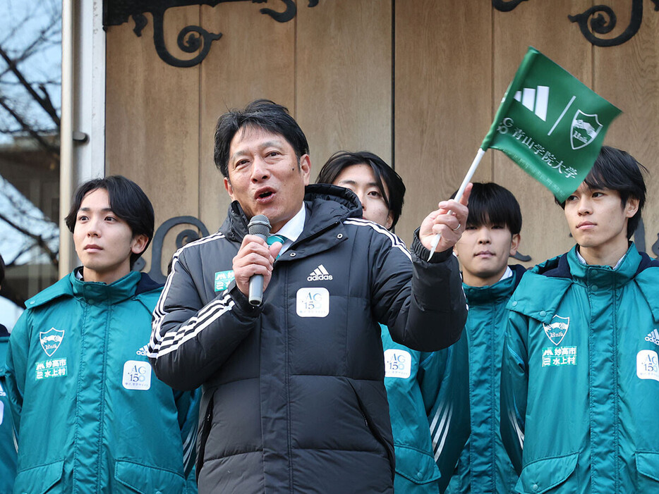 箱根駅伝で連覇を狙う青山学院大の原晋監督　photo by スポニチ/アフロ