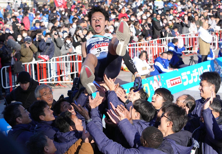 優勝し胴上げされる旭化成7区井川（撮影・足立雅史）