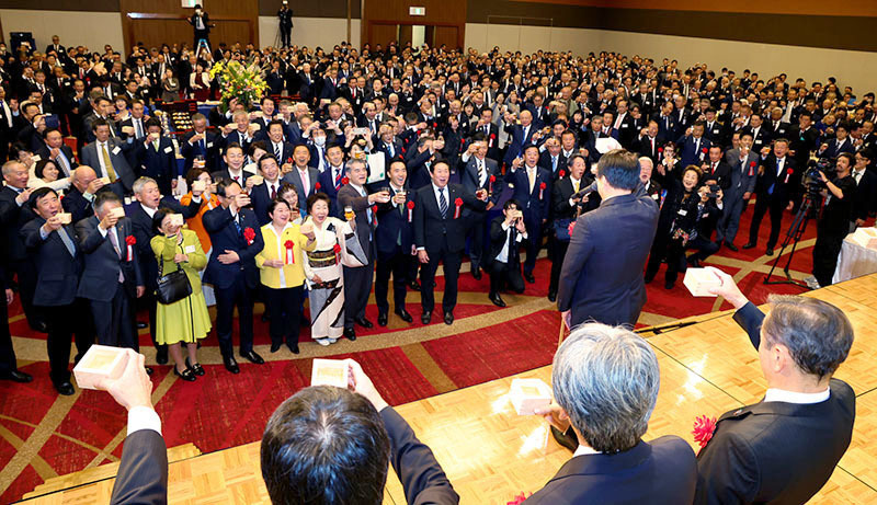 清水勇人さいたま市長の発声で乾杯する参加者＝7日、さいたま市浦和区のロイヤルパインズホテル浦和