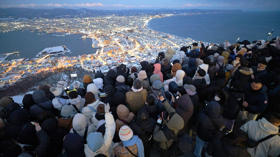 日没直後の美しい夜景を目当てに混雑する函館山の山頂展望台＝昨年12月29日午後4時45分