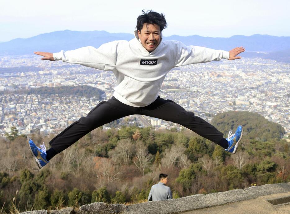 大文字山を登り切り、大きくジャンプする中日・大野＝5日、京都市