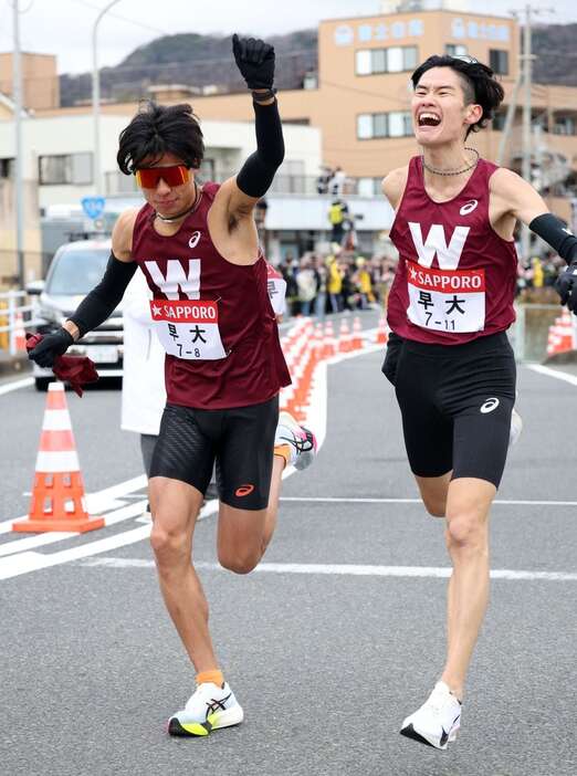 平塚中継所でたすきをつなぐ早大7区・伊藤大志（右）と8区・伊福陽太　＝3日、平塚中継所で（代表撮影）