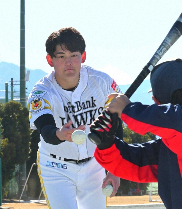 野球教室でトスを投げる風間（撮影・柳内　遼平）