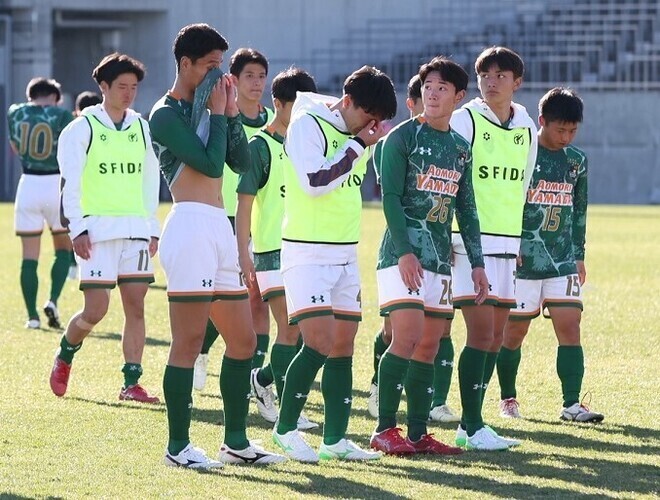 まさかの初戦敗退となった青森山田。写真：窪田亮