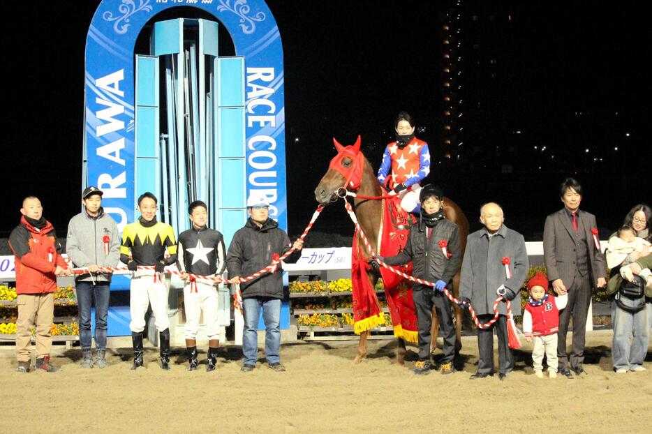 　名牝スピーディキックの引退式（鞍上が主戦の御神本、右から２人目が藤原智行調教師）