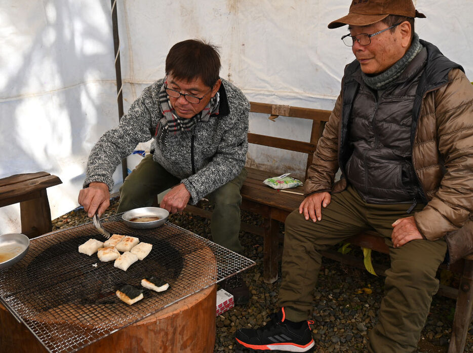 無病息災を願い、餅を焼く参拝客＝森町橘の大洞院