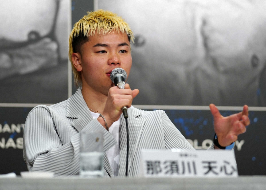 ＜Prime　Video　Boxing　11会見＞記者の質問に答える那須川（撮影・木村　揚輔）