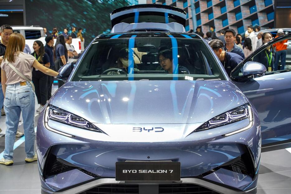 展示された中国BYDのEV＝2024年11月、バンコク（ロイター＝共同）