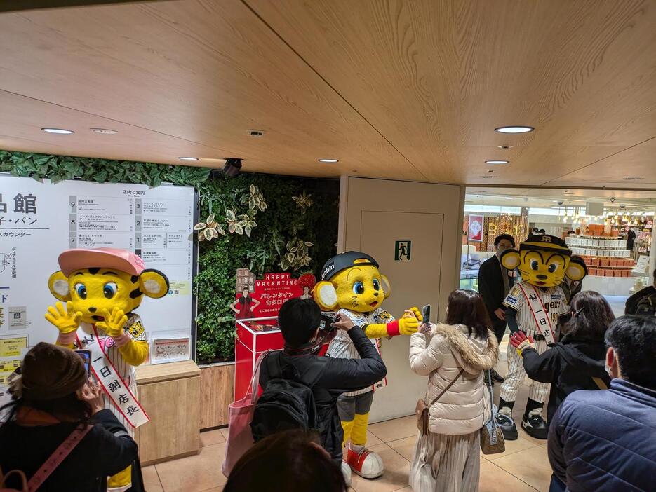 阪神百貨店梅田本店の初売りで、客を迎える一日店長のトラッキー（右奥）ら阪神マスコット（撮影・柏原誠）＝2025年1月3日