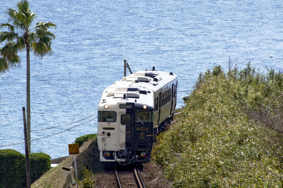 観光列車「指宿のたまて箱」＝JR九州提供