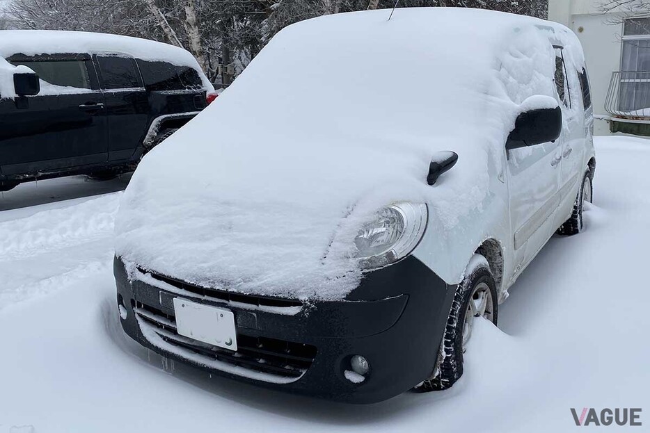 「雪払い用のブラシ」と「スコップ」があれば効率的に除雪できる