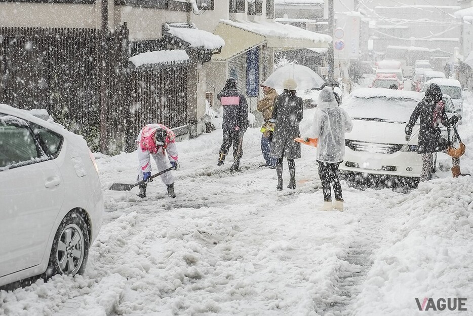 突然の大雪に見舞われると、立ち往生などで大渋滞が発生してしまうことがある（写真はイメージ）