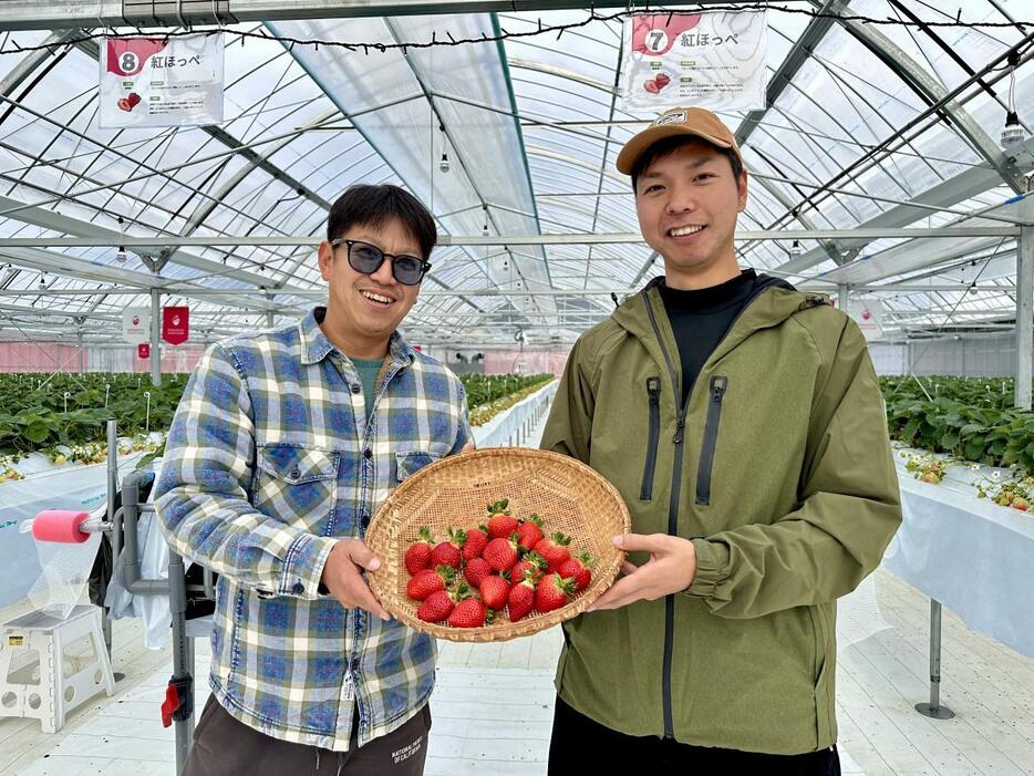 （左から）農園を運営する甲斐貴大さん、後藤聖也さん