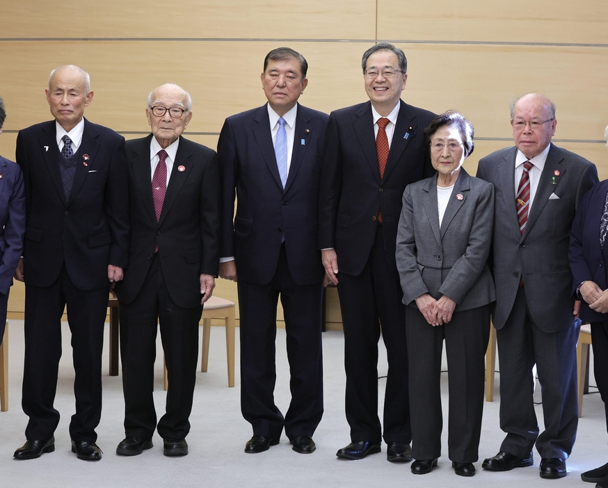 官邸に石破首相（左から3人目）を訪ねた日本被団協代表委員の田中さん（同2人目）たち