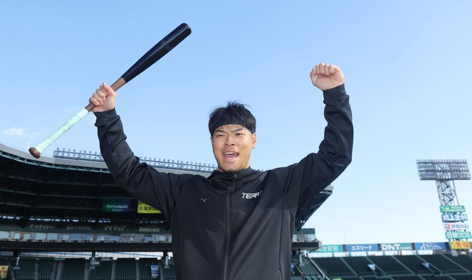 自主トレ後、力強くポーズを決める阪神・佐藤輝明＝甲子園球場（撮影・水島啓輔）