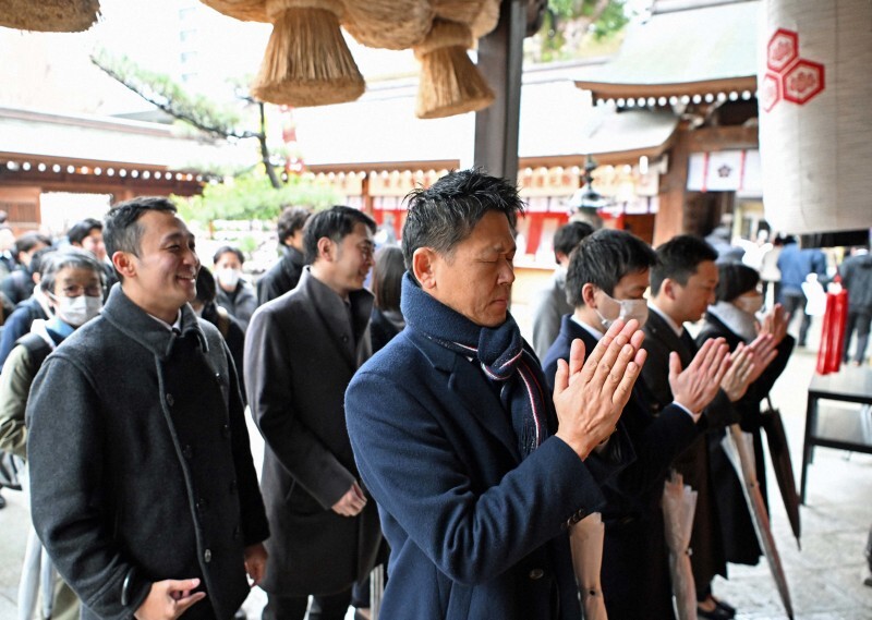 多くの会社が仕事始めを迎え、櫛田神社を参拝する会社員ら＝福岡市博多区で2025年1月6日午前9時24分、平川義之撮影