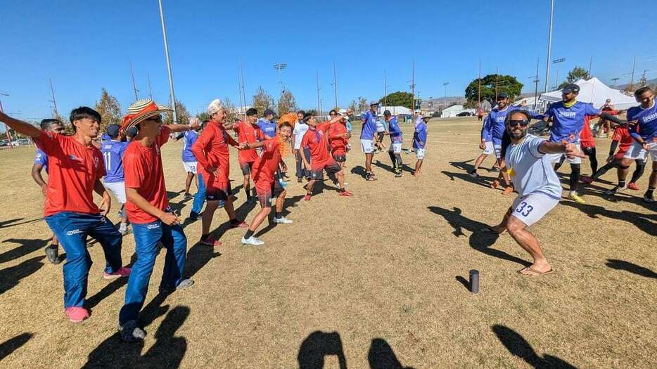 試合後にダンスで交流するインドチーム（右）＝昨年11月、米アーバイン市（西山瑞穂撮影）