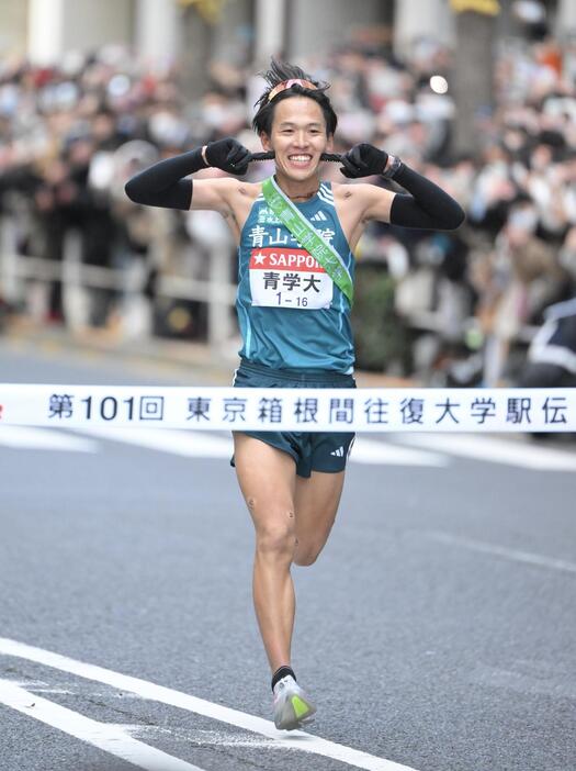 　総合優勝のゴールテープを切る青学大・小河原陽琉（撮影・伊藤笙子）