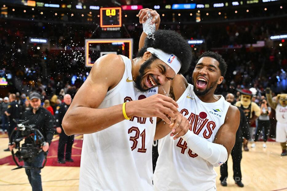 24-25NBA、クリーブランド・キャバリアーズ対オクラホマシティ・サンダー。勝利を喜ぶクリーブランド・キャバリアーズのジャレット・アレン（左）とドノバン・ミッチェル（2025年1月8日撮影）。【翻訳編集】 AFPBB News