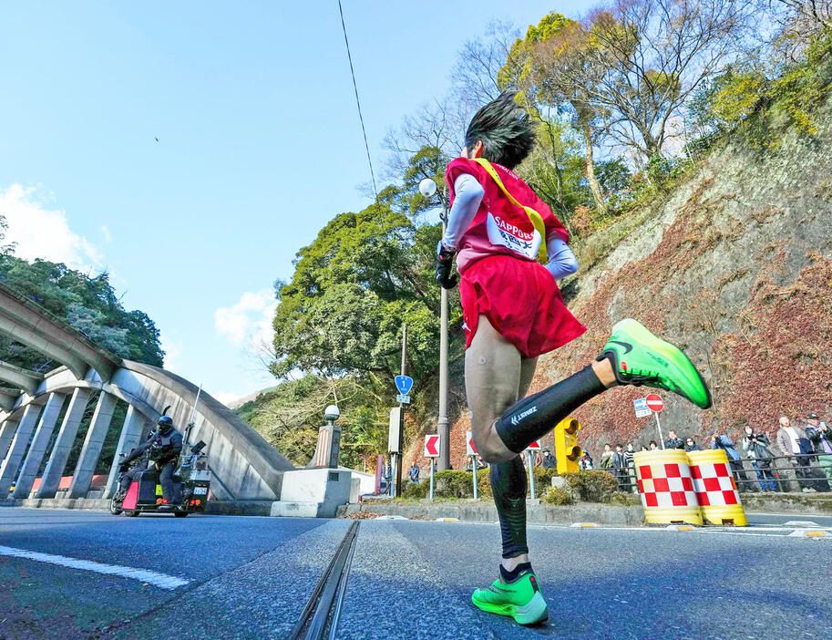 東京箱根間往復大学駅伝競走　ゴールに向かって疾走する城西大5区斎藤（撮影・菅敏）