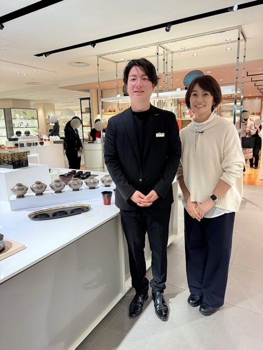 田谷漆器店の田谷昂大さんと。