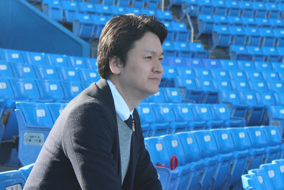 試合を観戦するくら寿司株式会社 広報宣伝・IR本部の広報部の小山祐一郎さん