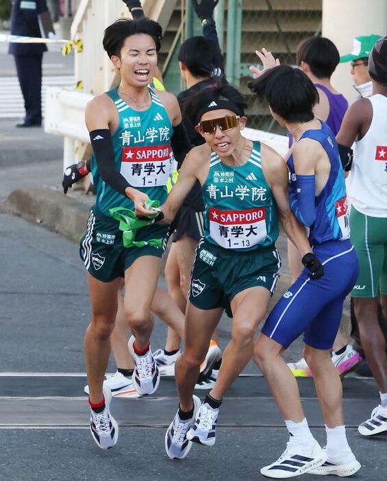 粘りの走りでタスキをつなぐ1区の宇田川瞬矢選手(左)〈写真：日刊スポーツ/アフロ〉