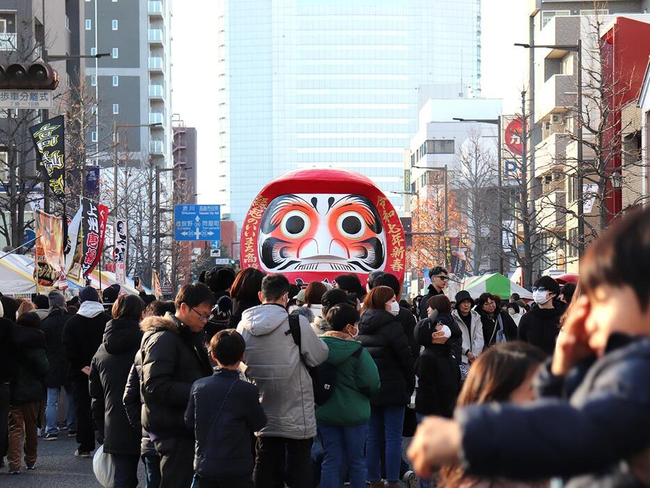 会場内最大の大だるま