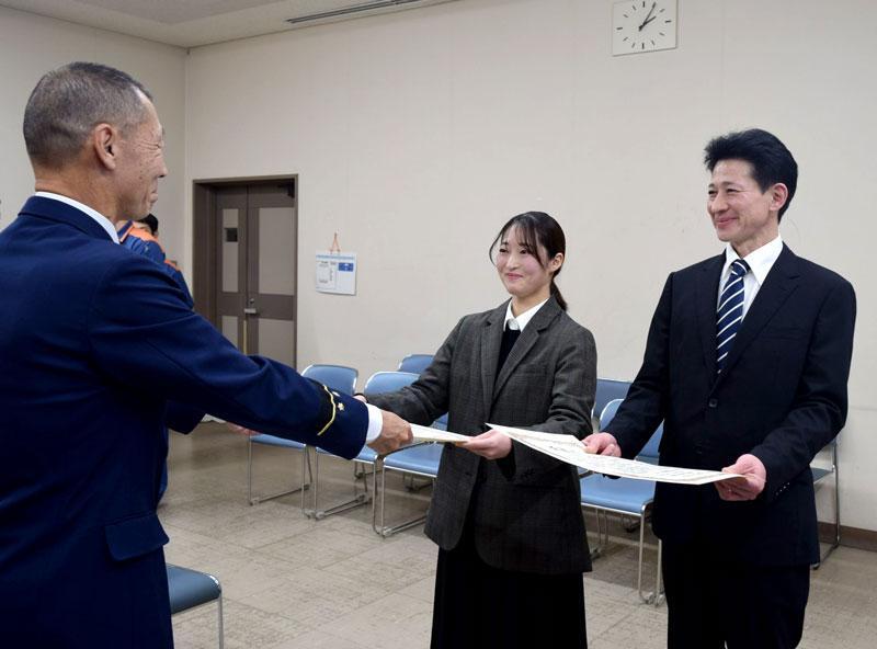 感謝状を贈られる谷岡さん（中央）と千田さん（右）＝船橋市