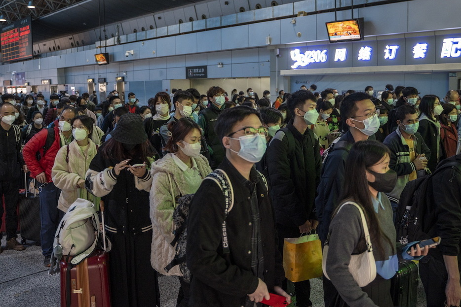 広州南駅で高速列車を待つ人々（2023年1月15日） Photo by Vernon Yuen/NurPhoto