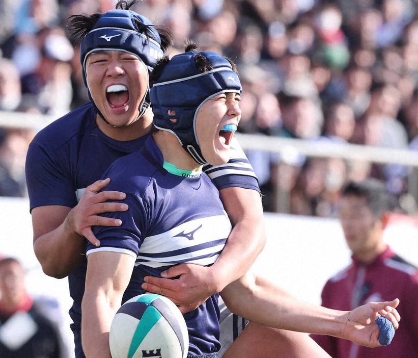 ＜大阪桐蔭・桐蔭学園＞後半、勝ち越しトライを決め笑顔の桐蔭学園・草薙（手前）（撮影・大森　寛明）