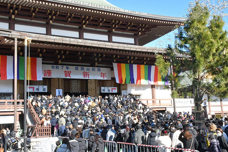 大勢の初詣客でにぎわう成田山新勝寺の境内＝1日、成田市