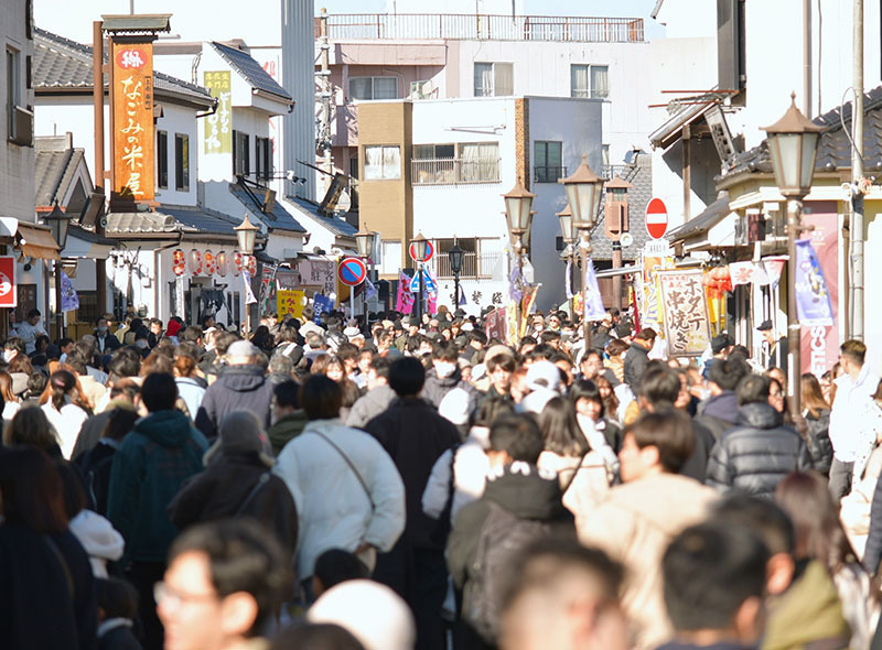 成田山新勝寺へ初詣に向かう人であふれる参道＝1日、成田市