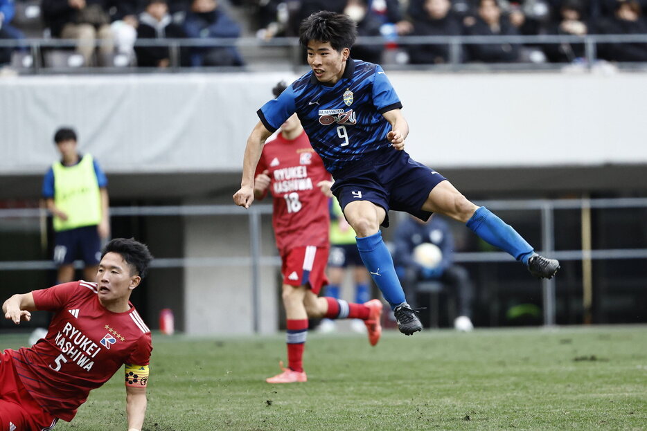 シュートを放つFW山下景司(3年)(写真協力『高校サッカー年鑑』)(HIGH SCHOOL SOCCER YEARBOOK)