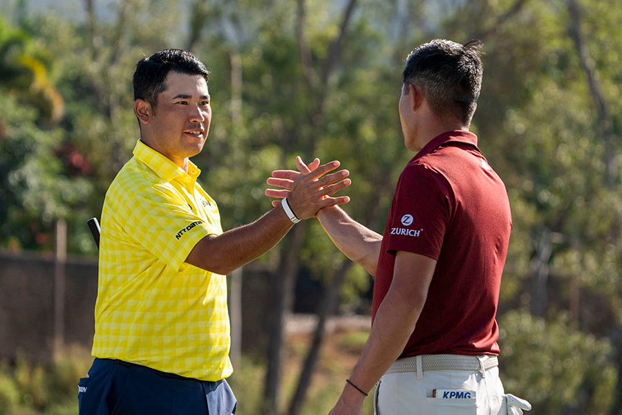 ザ・セントリーで優勝した松山英樹（左）と握手を交わすコリン・モリカワ【写真：Getty Images】