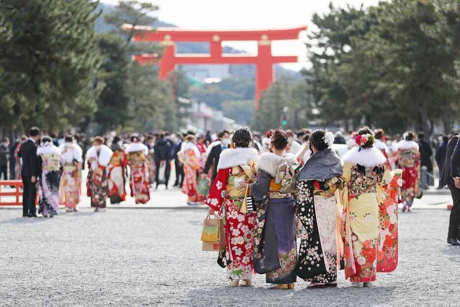 晴れ着姿の女性たち（イメージ）