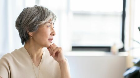 92歳の女性。老人ホームに入らなかった理由は？（写真：zon／PIXTA）