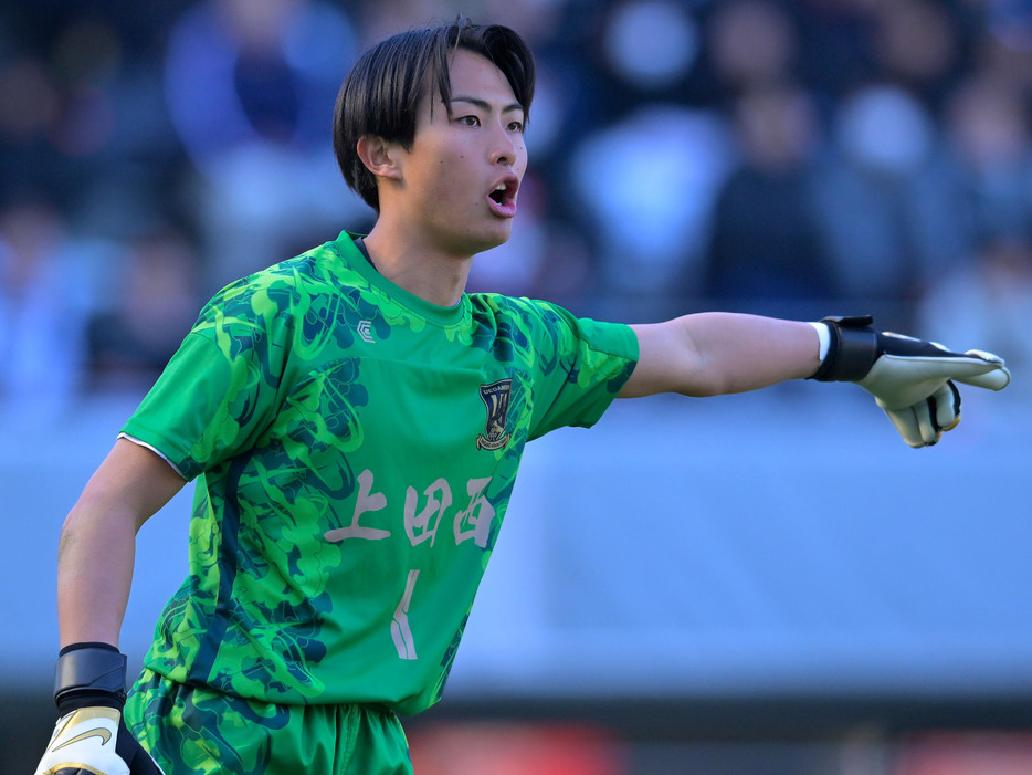 背番号5のユニフォームを下に着てプレーしたGK牧野長太朗(写真協力『高校サッカー年鑑』)(Koki NAGAHAMA/GEKISAKA)