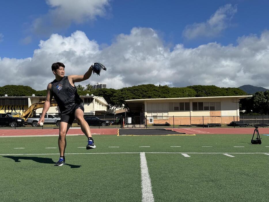 米ハワイで自主トレを行う菅野