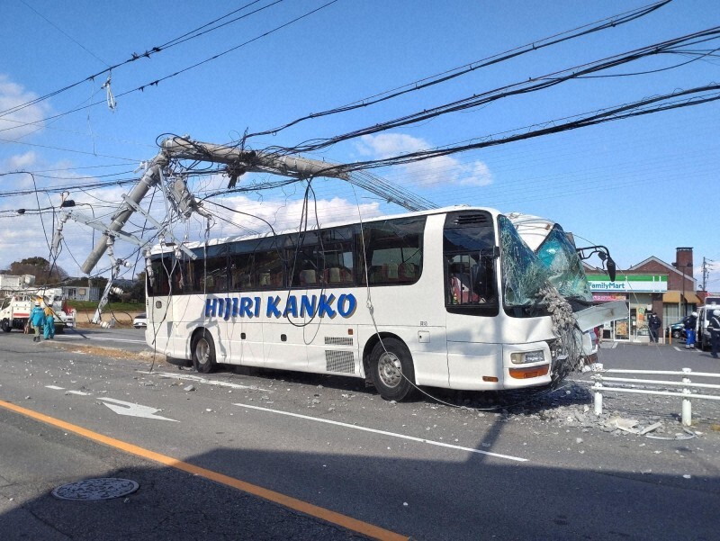 事故の衝撃で観光バスのフロントガラスは割れ、電柱も折れ曲がっている＝愛知県半田市で2025年1月8日午後1時7分、町田結子撮影