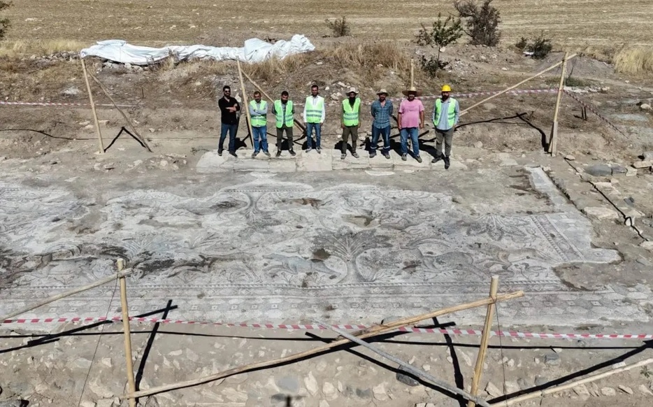 トルコ東部のエラズー県で発見された巨大なモザイク画は、3世紀に作られたのものと考えられている。