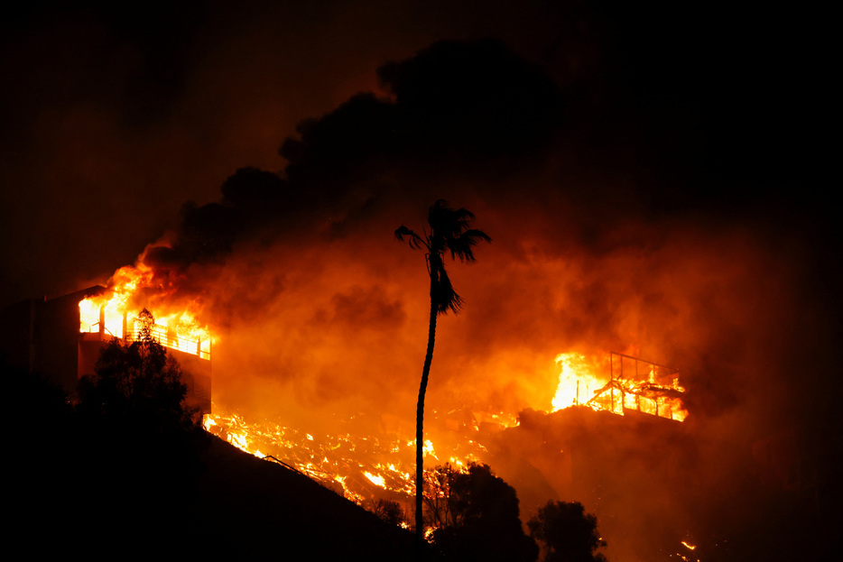 　米カリフォルニア州ロサンゼルス近郊で７日に発生した山火事は、ハリウッドの映画俳優らが暮らす高級住宅地で猛威を振るい、多くのセレブらが自宅から避難を余儀なくされた。パシフィックパリセーズ地区で８日撮影（２０２５年　ロイター/Daniel Cole）