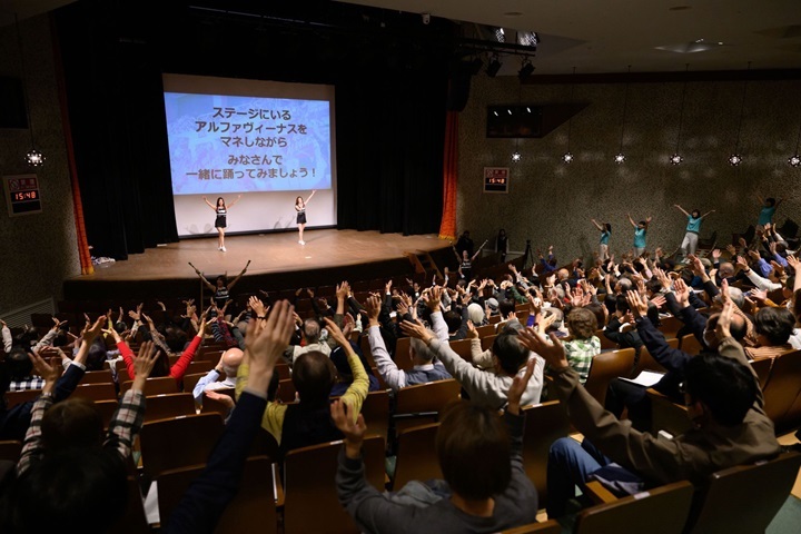 磨いた声で地元スポーツクラブの応援練習を体験する「第4回100万人の声磨きフェスティバル」の様子