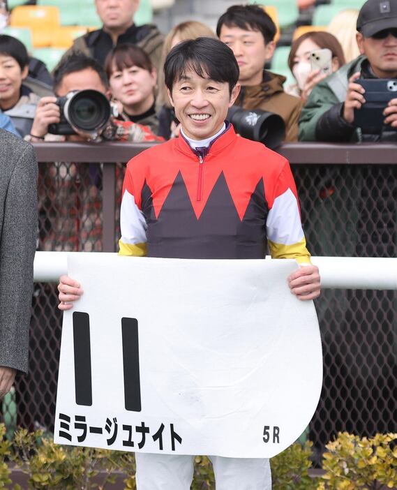 中京5R　ミラージュナイトで1着となり2025年初勝利を挙げた武豊騎手＝6日、中京競馬場（撮影・安部光翁）