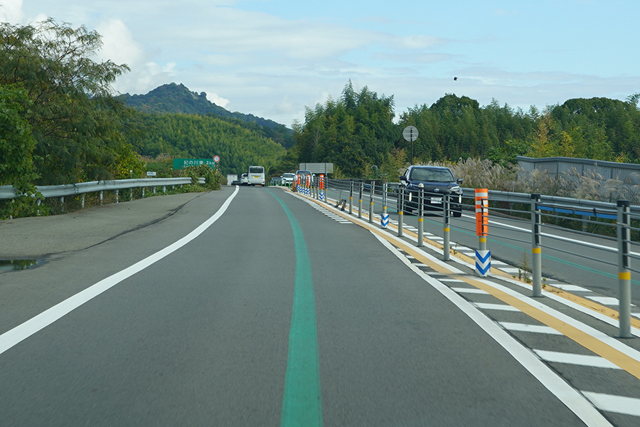 車線の真ん中付近に引かれた緑の線。京奈和道で（乗りものニュース編集部撮影）。