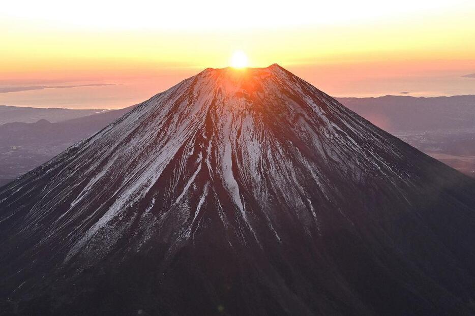 富士山の背に昇る初日の出＝1日午前6時48分、富士宮市と山梨県境付近（本社ヘリ「ジェリコ1号」から）