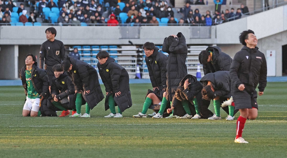 ＜静岡学園・東福岡＞試合に敗れ、無念の表情の静岡学園イレブン（撮影・西海健太郎）