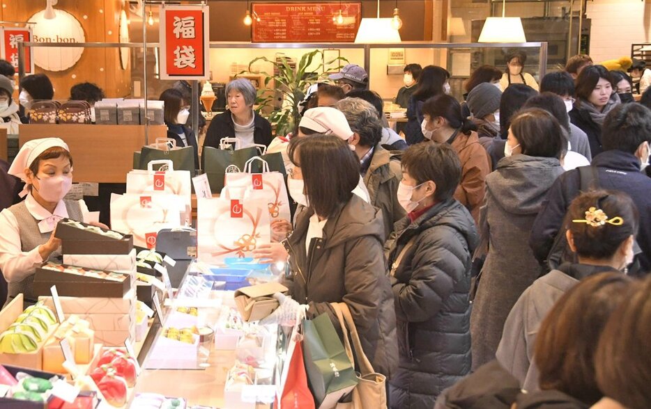 福袋を買い求める来店者でにぎわう売り場＝２日、鳥取市今町２丁目の丸由百貨店