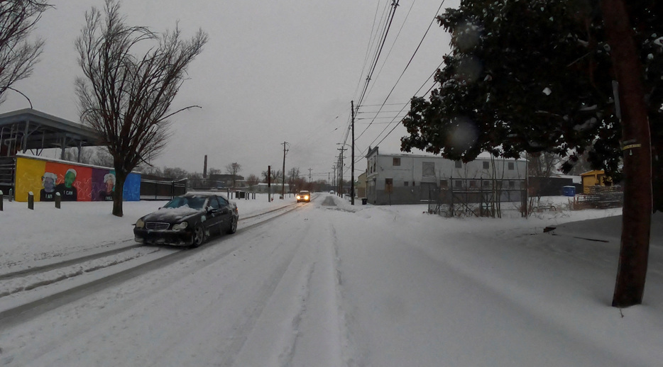 米中部大西洋沿岸の複数の州で６日朝、降雪を伴う暴風により、首都ワシントンの連邦政府機関や公立学校が閉鎖された。写真はケンタッキー州ルイスビルで５日撮影（２０２５年　ロイター/Richard Stottman/@cyntrix/via REUTERS）